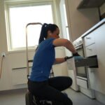 Flyttstädning Checklista – rengöring bakom spisen, ett av de dolda ställena som ofta missas.