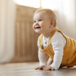 Glad bebis leker på ett golv städat med giftfri rengöring